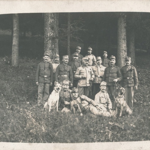 AK Soldaten mit zwei Hunden Militaria Ansichtskarte (16396)