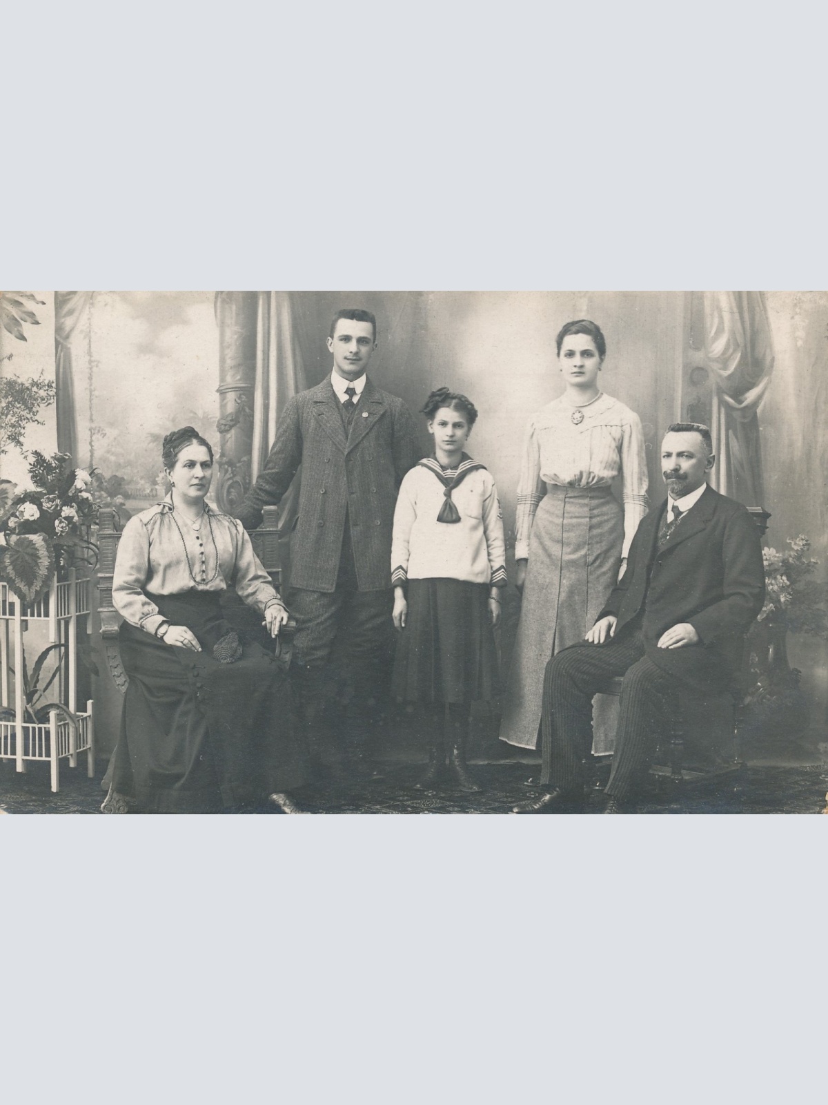 AK Annodazumals zwei Männer und drei Frauen Ansichtskarte (16464)