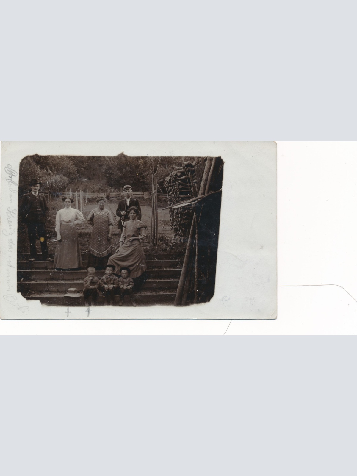 AK Annodazumals Familie Posiert auf einer Stiege Ansichtskarte (16650)