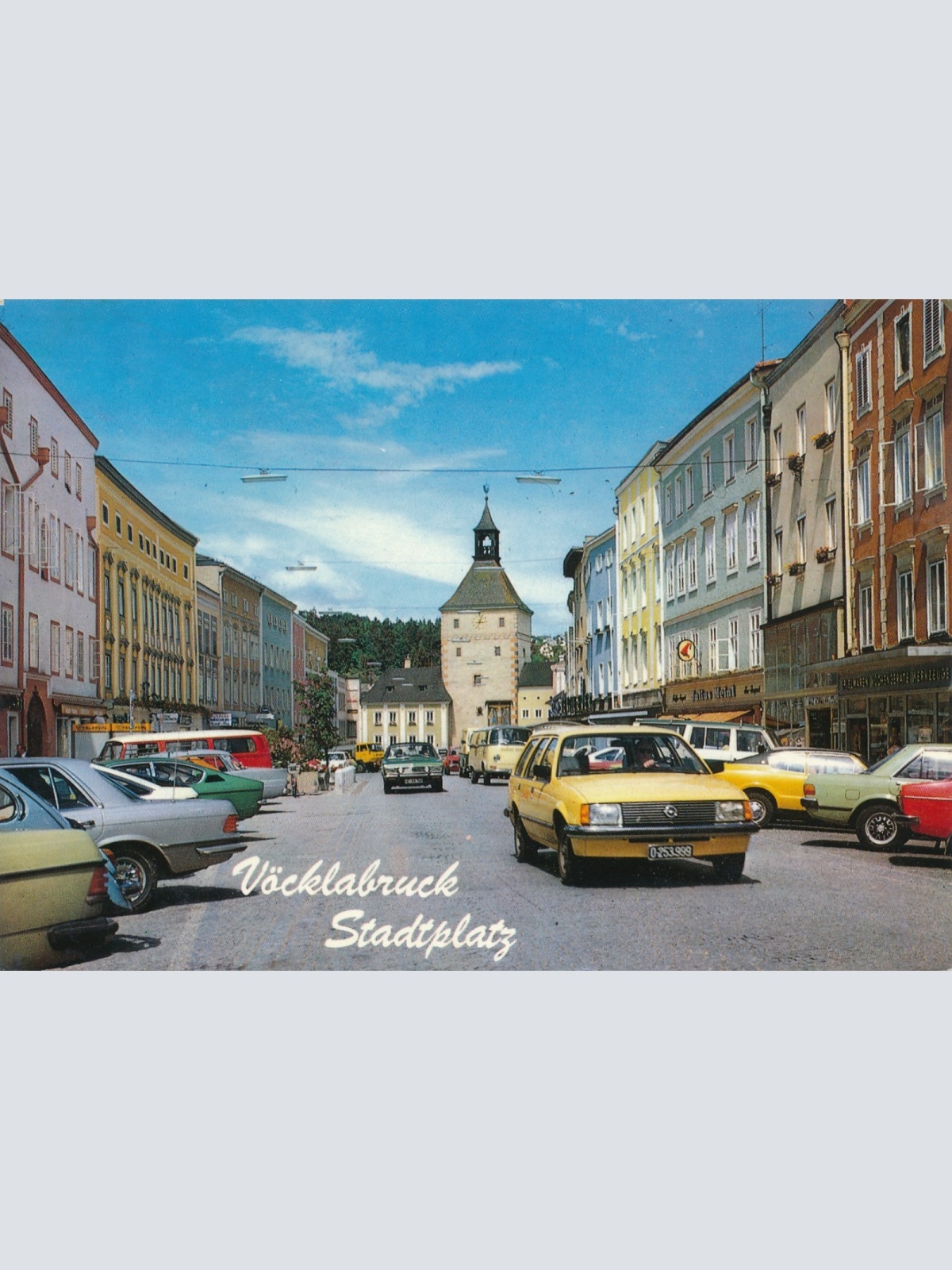 AK aus Vöcklabruck Stadtplatz mit Oldtimer Oberösterreich Ansichtskarte (16673)