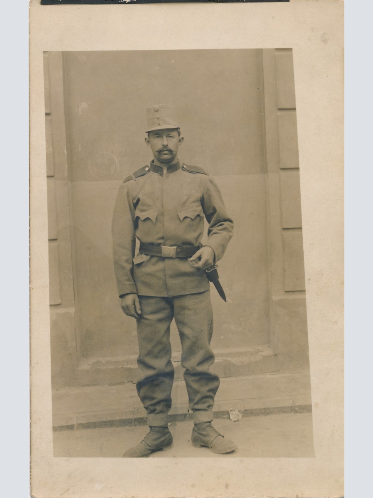 AK Militaria Soldat mit Ausrüstung Ansichtskarte (16751)