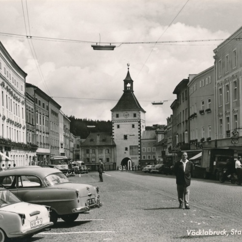AK aus Vöcklabruck Stadtplatz mit Oldtimer Ansichtskarte (16759)