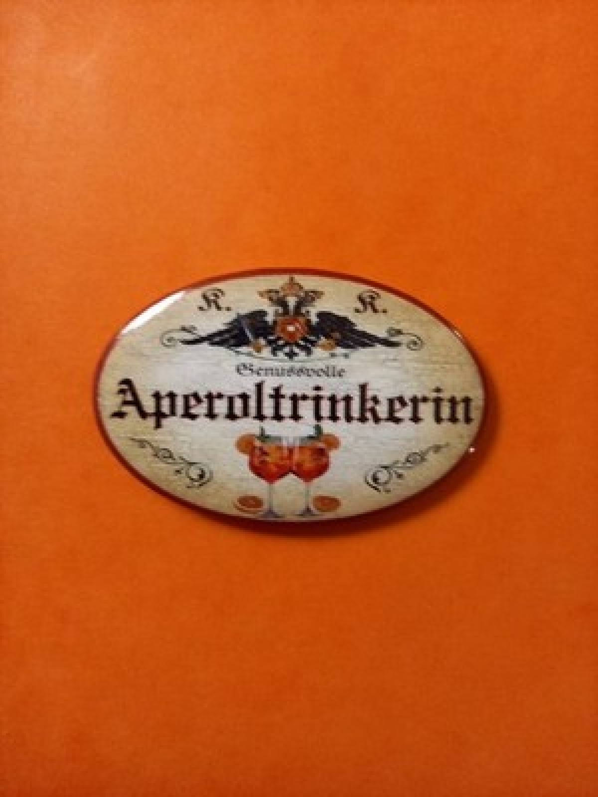 Nostalgie KuK Flaschenöffner Magnet Genussvolle Aperoltrinkerin