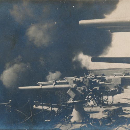 AK Geschütze feuern von einem Kriegsschiff ab Ansichtskarte (16895)