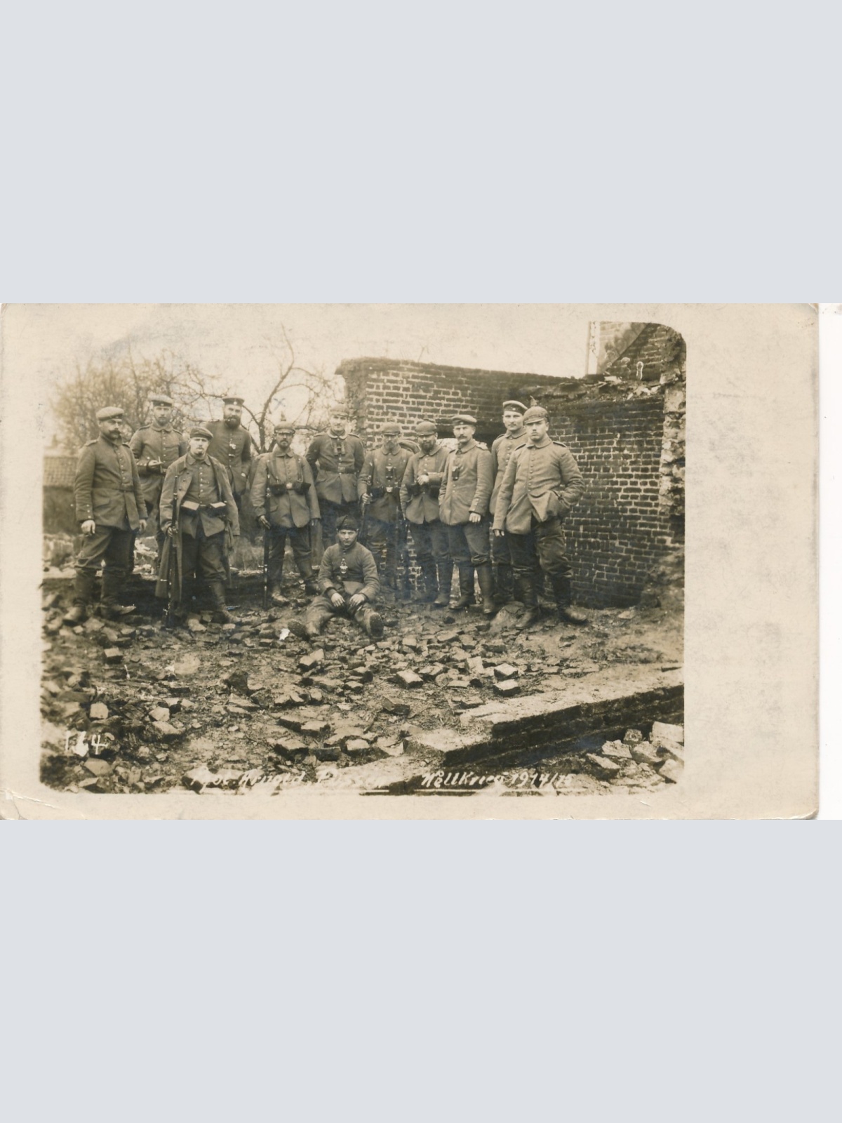 AK Militaria Soldaten in den Trümmern Weltkrieg 1914 / 15 Ansichtskarte (16875)