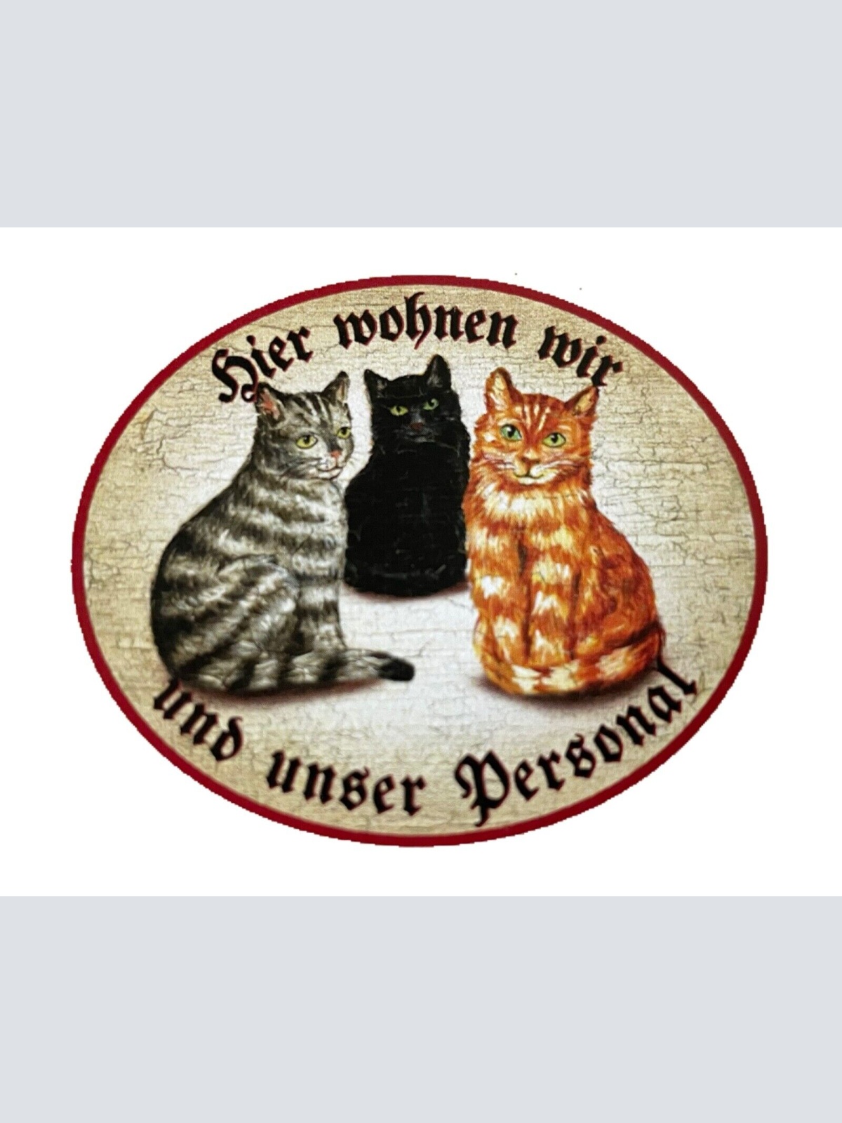 KuK Nostalgie Holzschild "Hier wohnen wir u.u. Personal“ Trio Katze Tabby Rot S