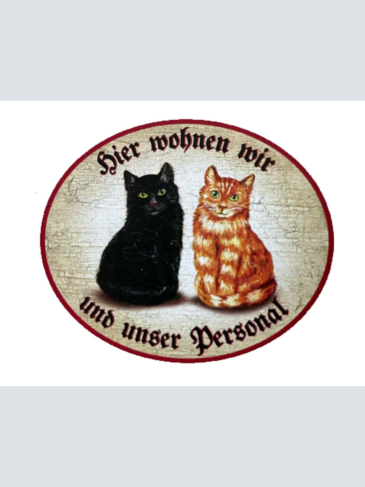 KuK Nostalgie Holzschild "Hier wohnen wir u.u. Personal“ Duo Katze Schwarz Rot