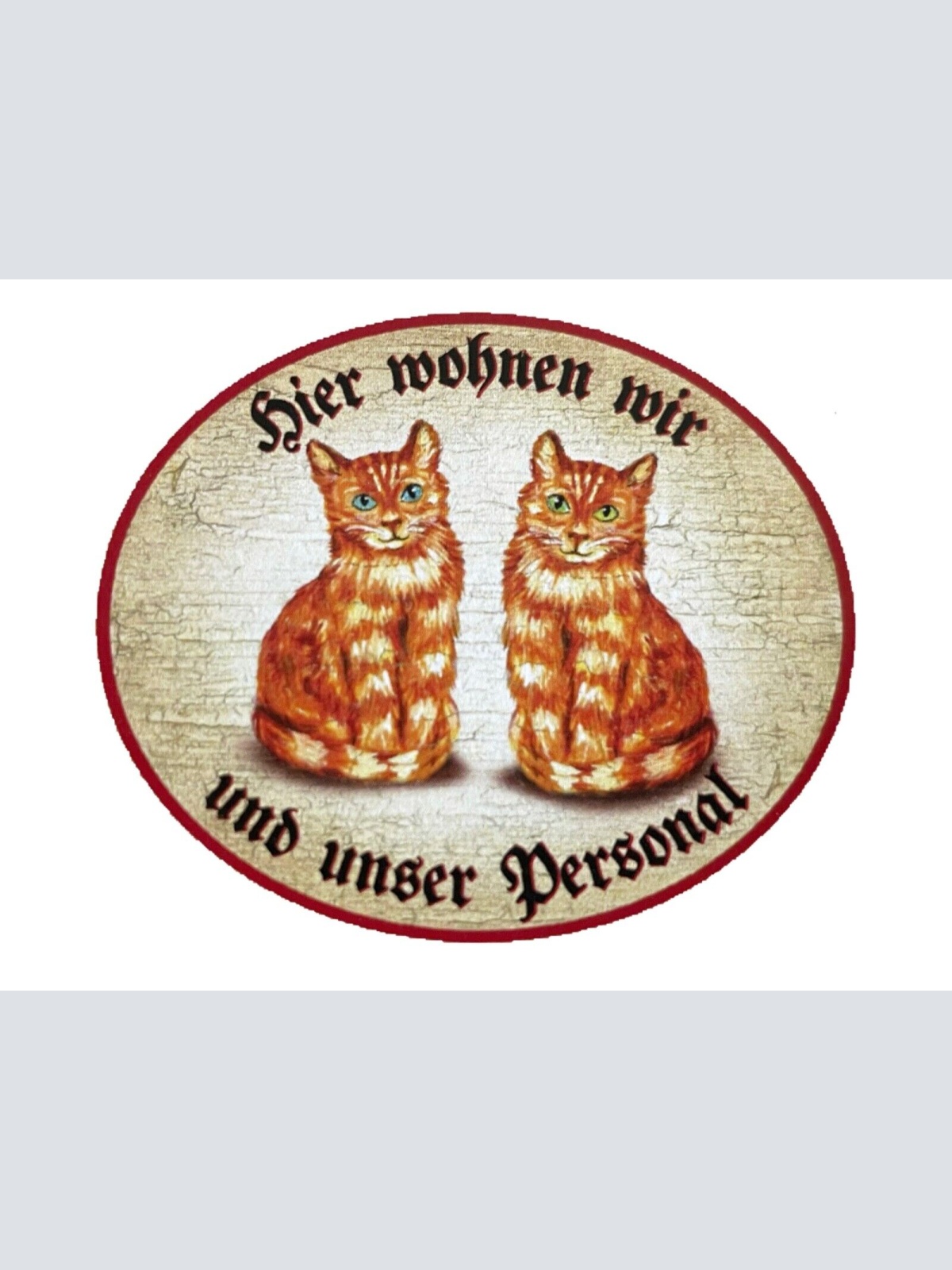 KuK Nostalgie Holzschild “Hier wohnen wir u.u. Personal“ Duo Katze Rot