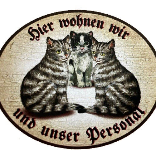 KuK Nostalgie Holzschild "Hier wohnen wir u.u. Personal“ Trio Katze Junges Tabby
