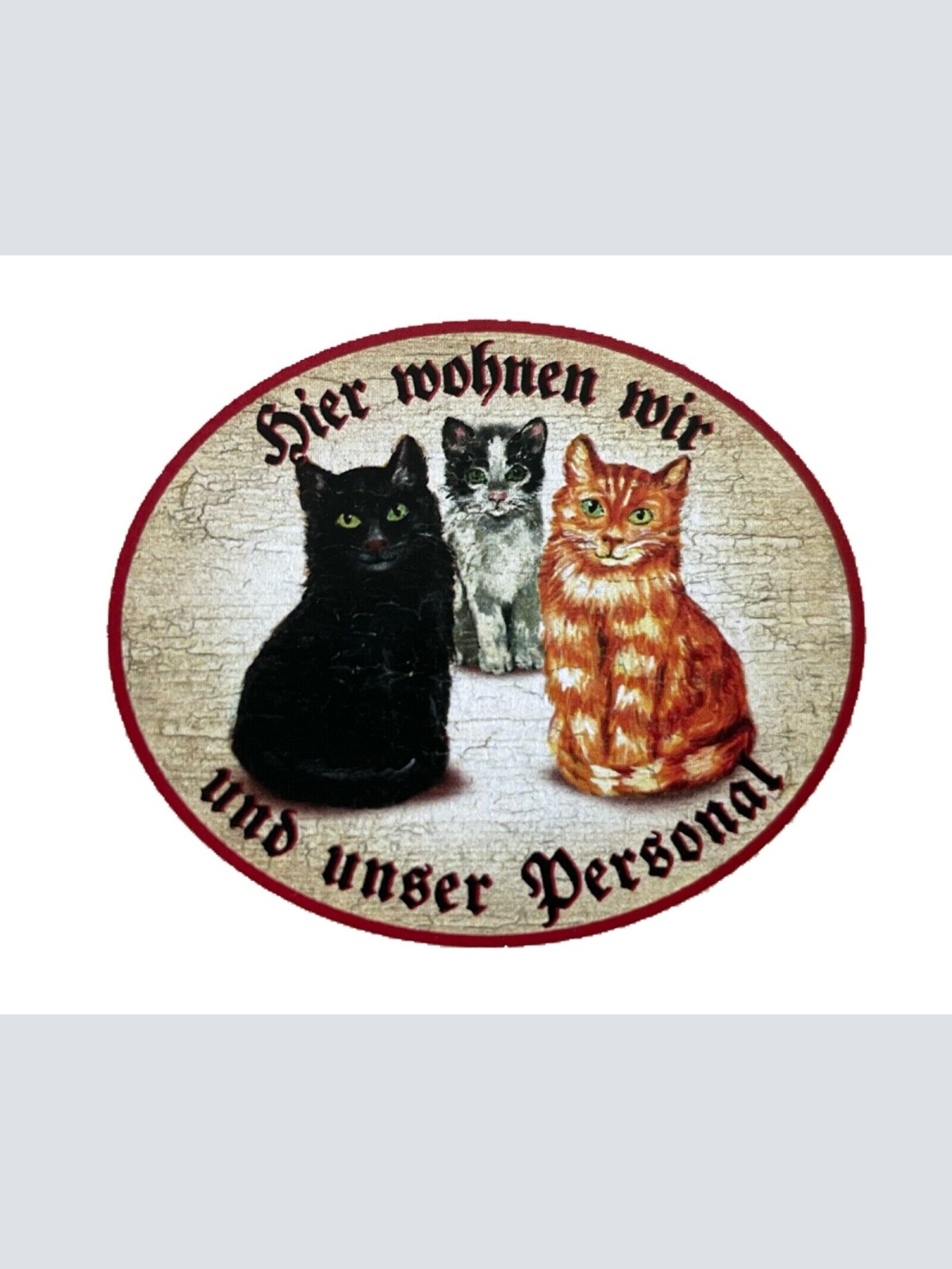 KuK Nostalgie Holzschild "Hier wohnen wir u.u. Personal“ Trio Katze SchwarzW Rot