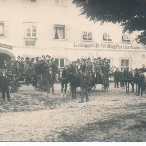 AK Annodazumals Bantisyherhof Männer mit Kutschen Ansichtskarte (18038)