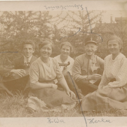 AK Soldat mit Abzeichen und Orden bei seinen Kindern Ansichtskarte (18099)