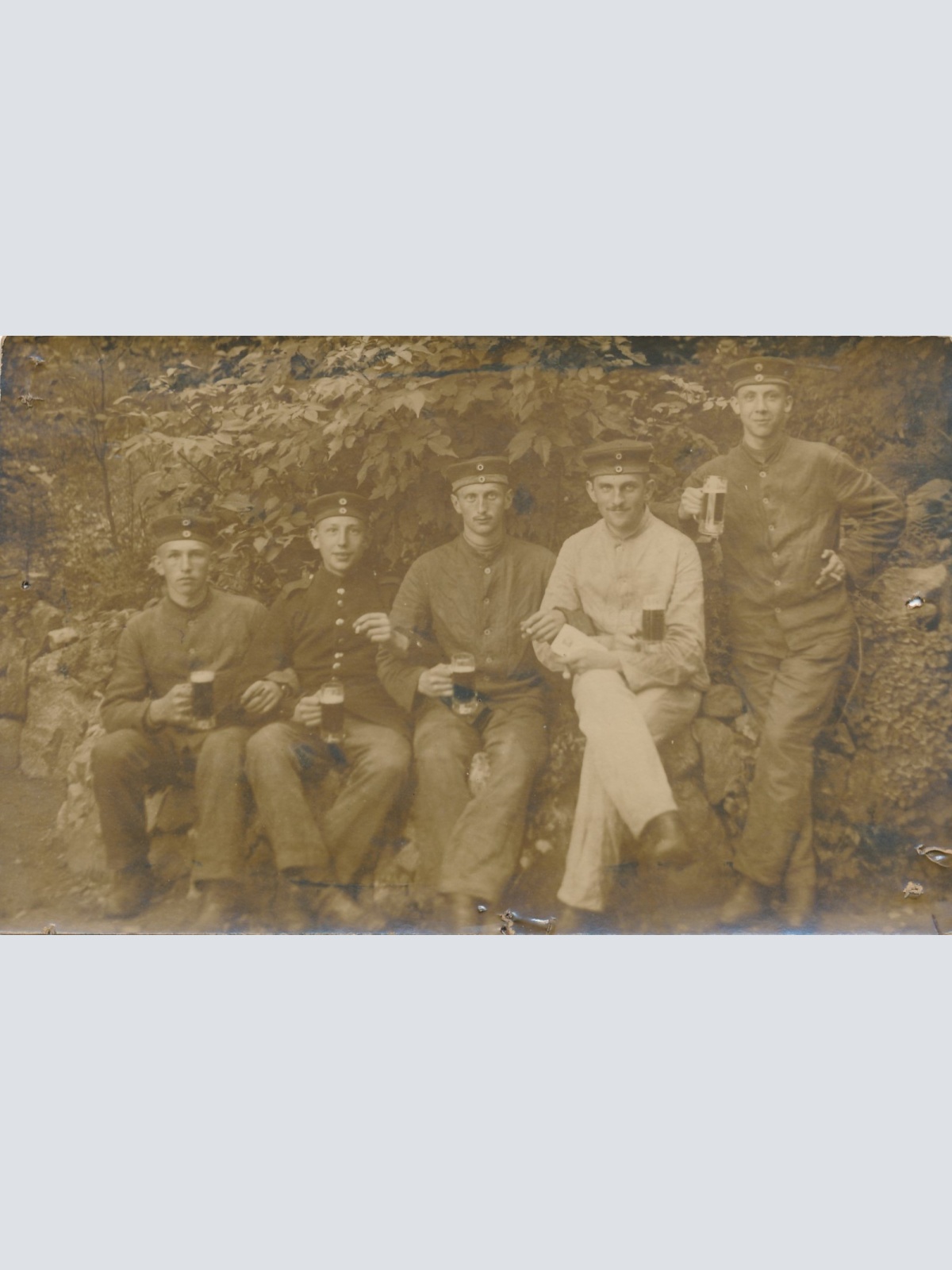 AK Militaria fünf Soldaten trinken ein Bier Ansichtskarte (18087)