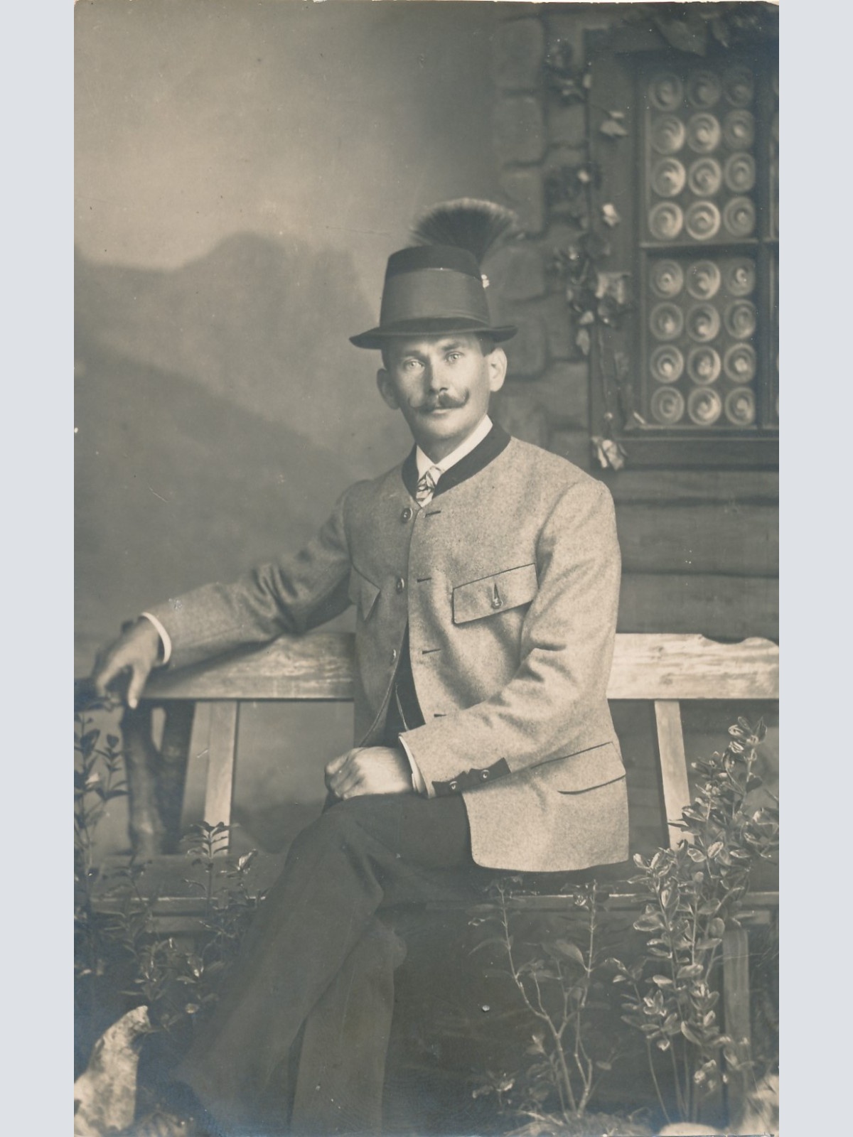 AK Annodazumals Mann mit Hut und Gamsbart Ansichtskarte (18201)