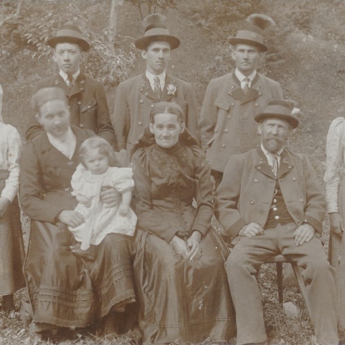AK Annodazumals Familienfoto Männer mit Gamsbart (18219)