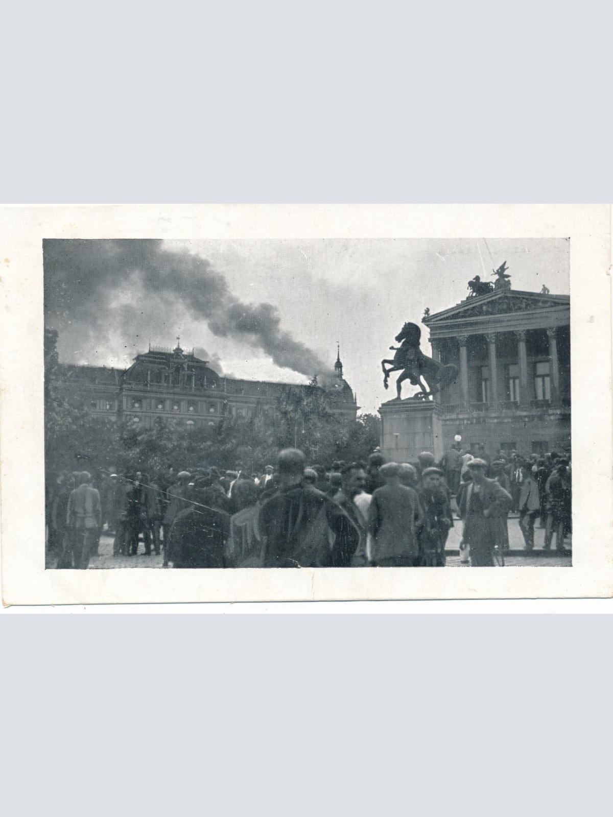 AK aus Wien Brand des Justizpalastes 1915 / 16 Ansichtskarte (18366)