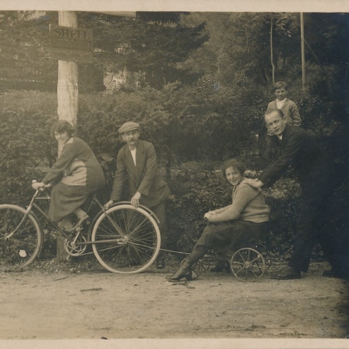 AK Annodazumals Männer und Frauen mit Fahrrad und Ziehwagen Ansichtskart (18484)