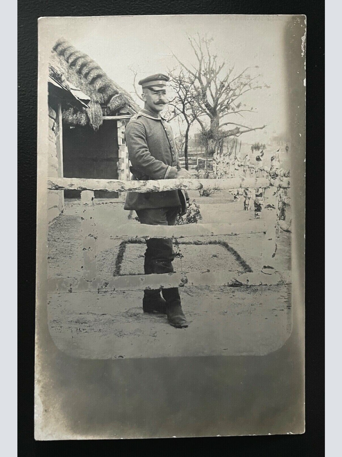 Porträt Soldat Bart Uniform Schirmmütze Haus Garten Militär Krieg 402446