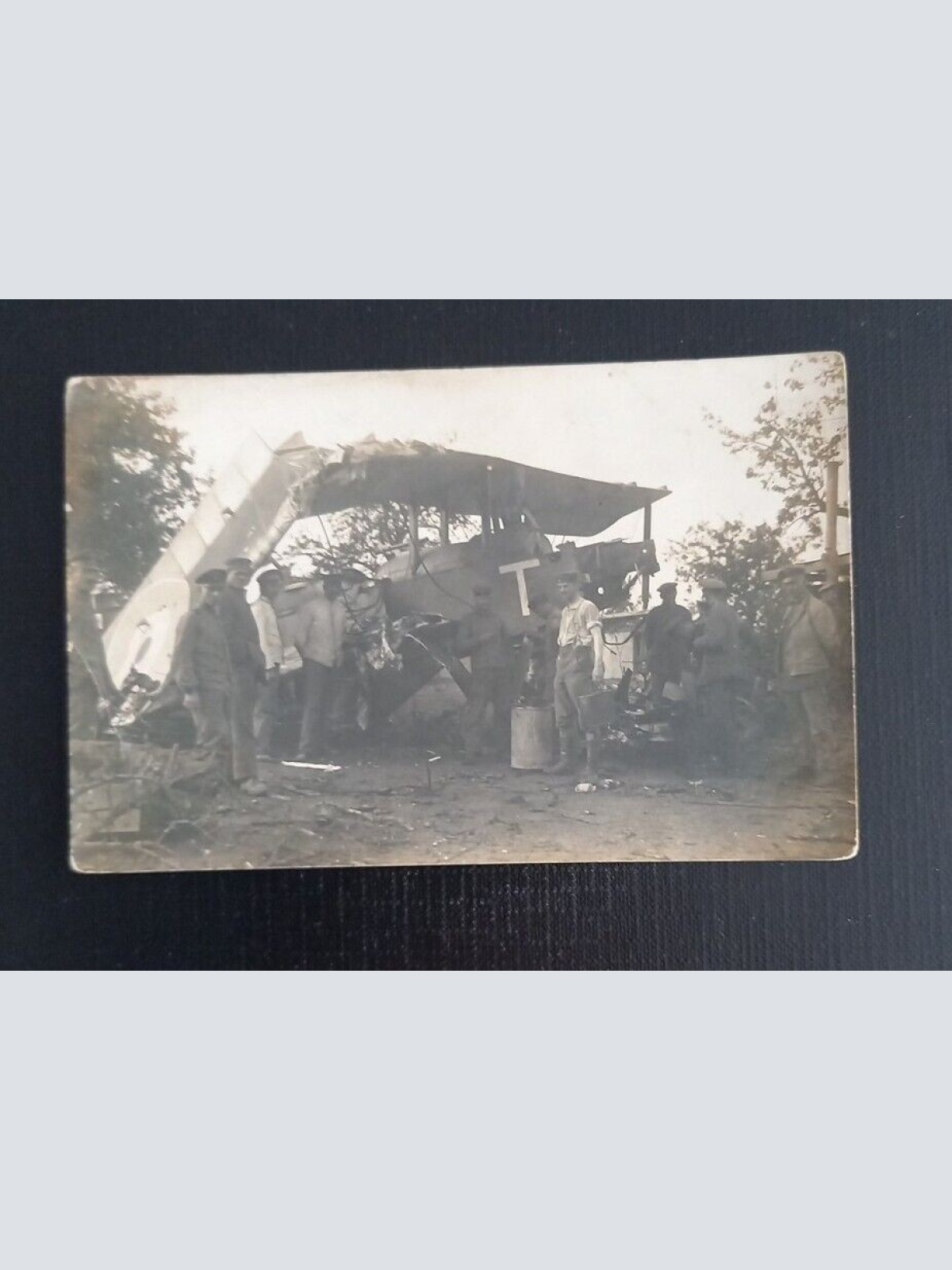 Ansichtskarte Militaria Abgestürztes Flugzeug Soldaten 7 Ga