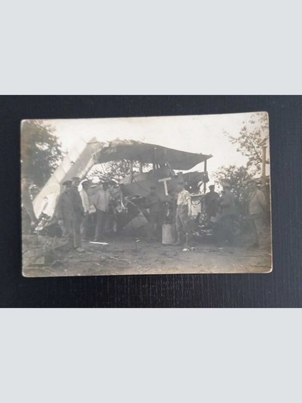 Ansichtskarte Militaria Abgestürztes Flugzeug Soldaten 7 Ga