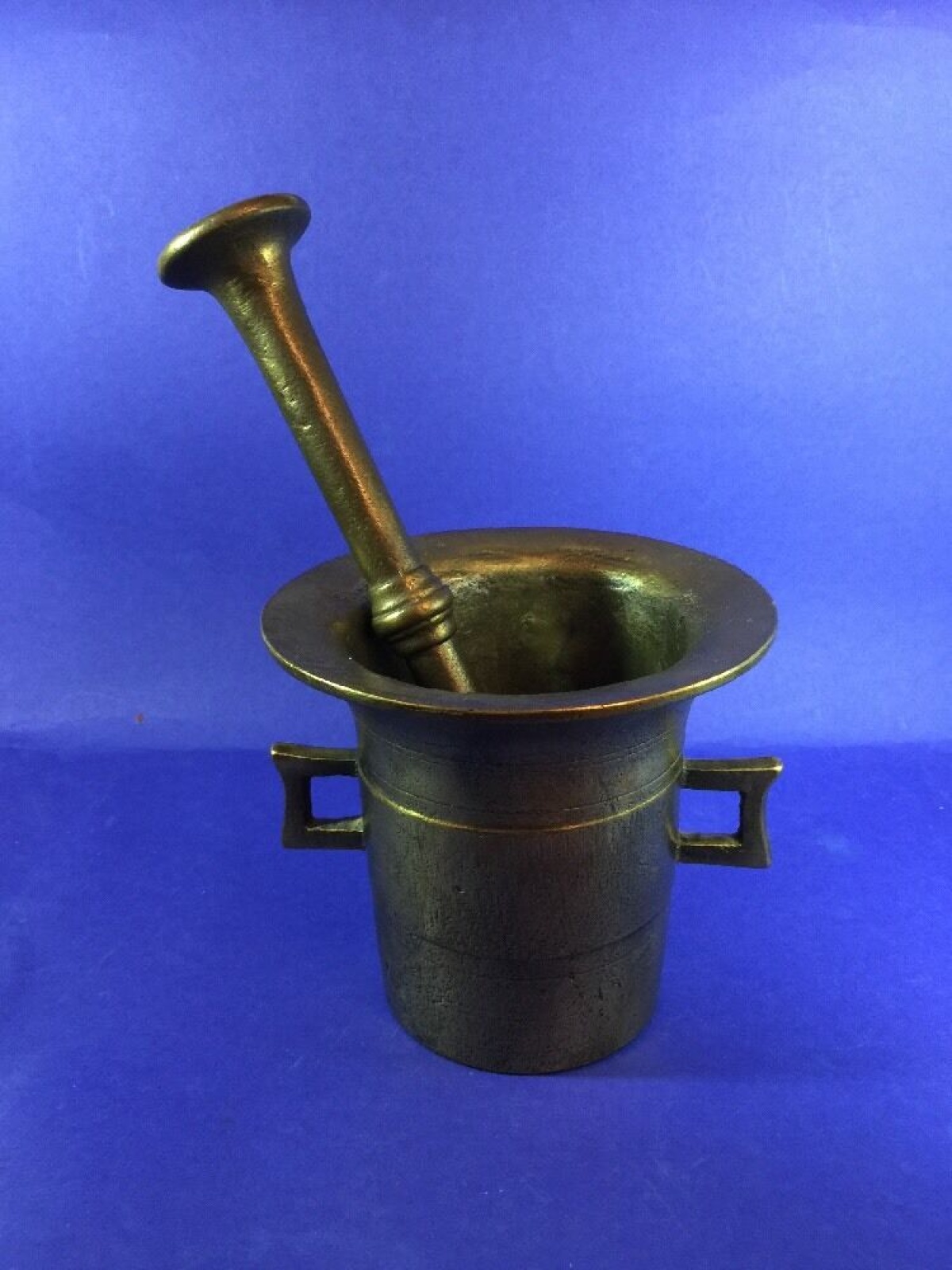 Mörser mit Pistill 13 cm hoch 18 Pistill 24.5 cm Jhdt. ?????