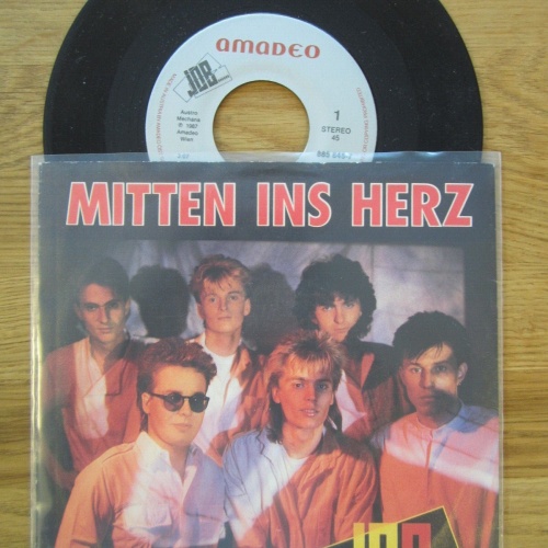 Single / Job  – Mitten Ins Herz   / AUT PRESS /