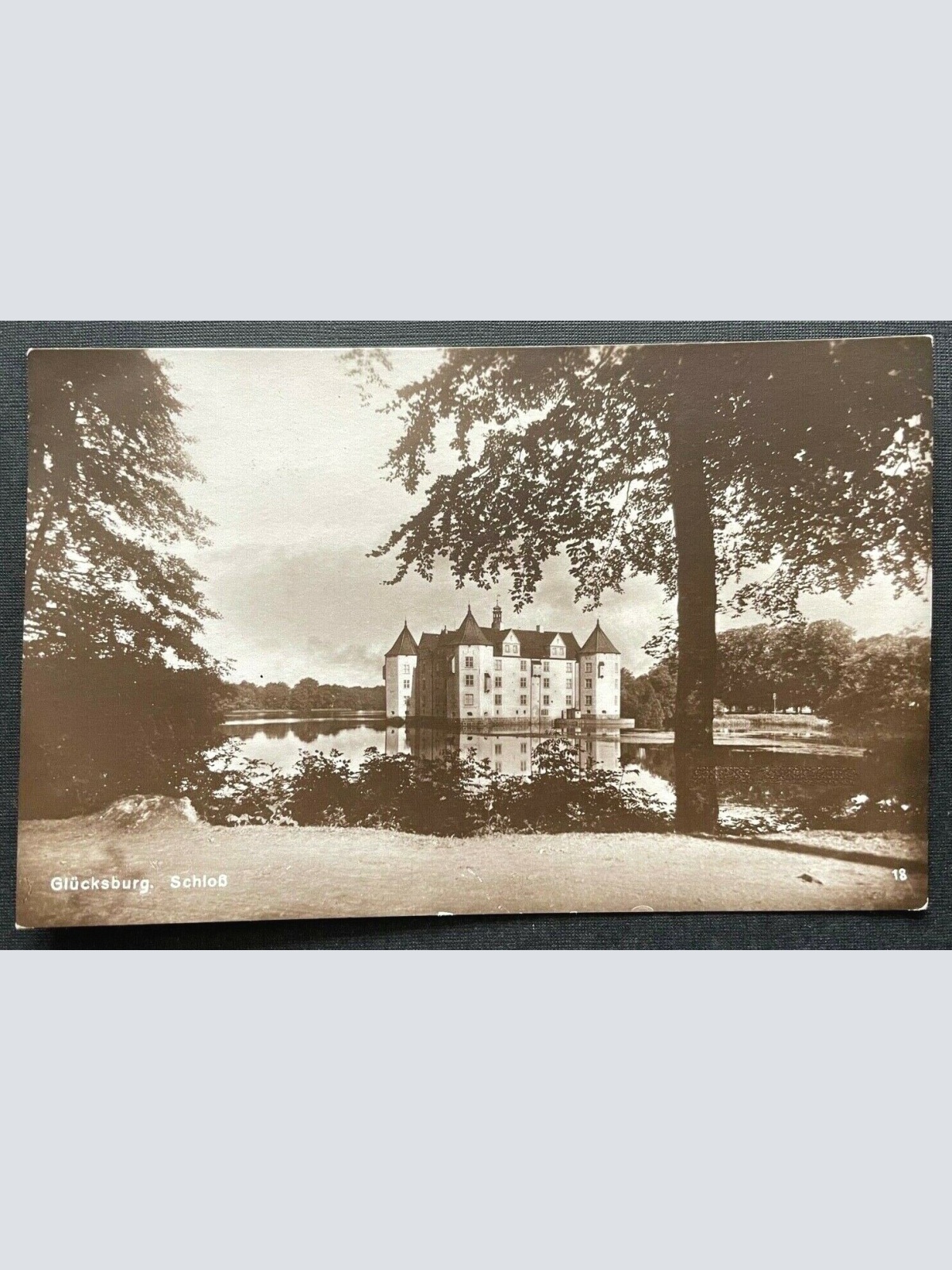 Glücksburg Schloss Gebäude See Park Schleswig-Holstein Deutschland 410155 TH C