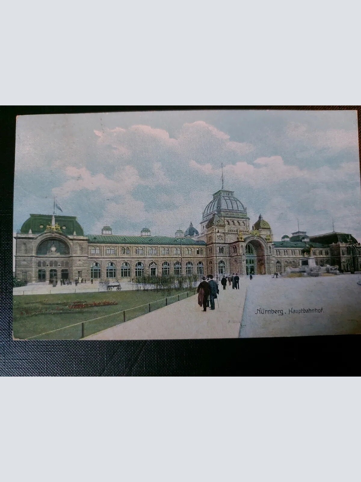 Nürnberg Hauptbahnhof Industriezeitalter Wiese Blumen Denkmal 402585 WM F