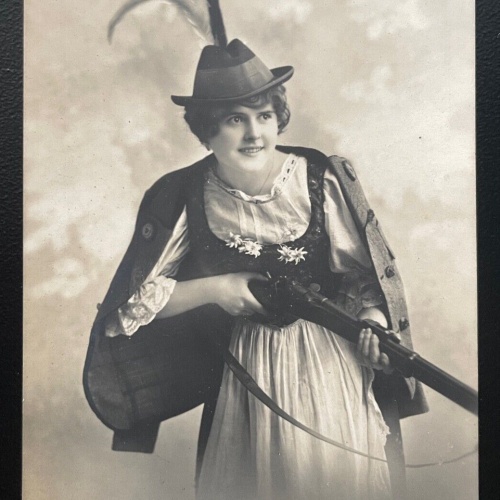 Porträt Frau Försterin Jägerin Gewehr Hut Tracht Kleid Dirndl Jagd 600108A TH D