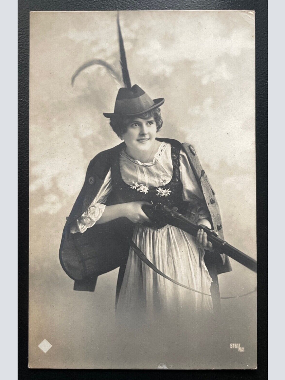 Porträt Frau Försterin Jägerin Gewehr Hut Tracht Kleid Dirndl Jagd 600108A TH D