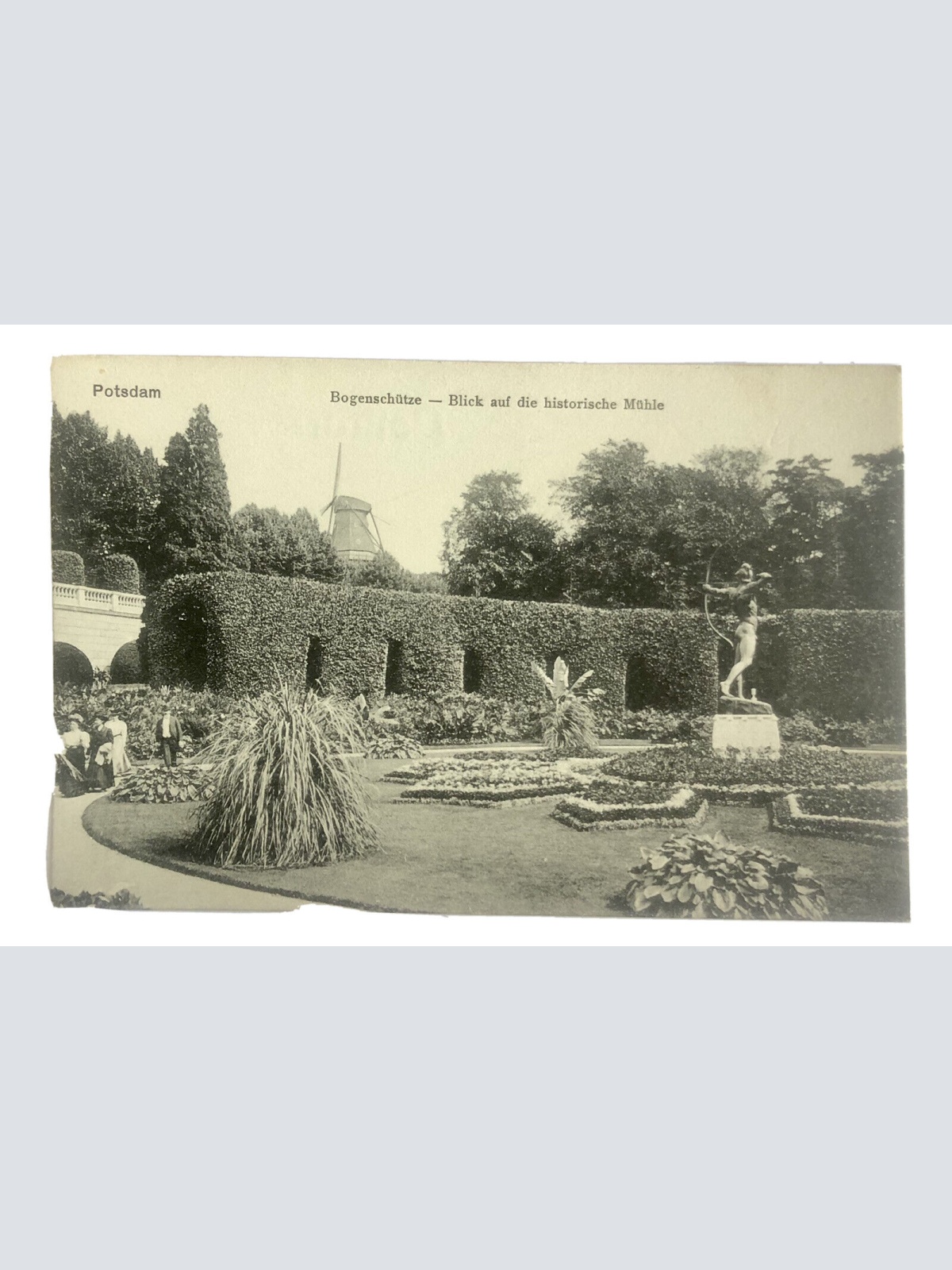 Deutschland Potsdam Bogenschütze Blick auf die historische Mühle 20005