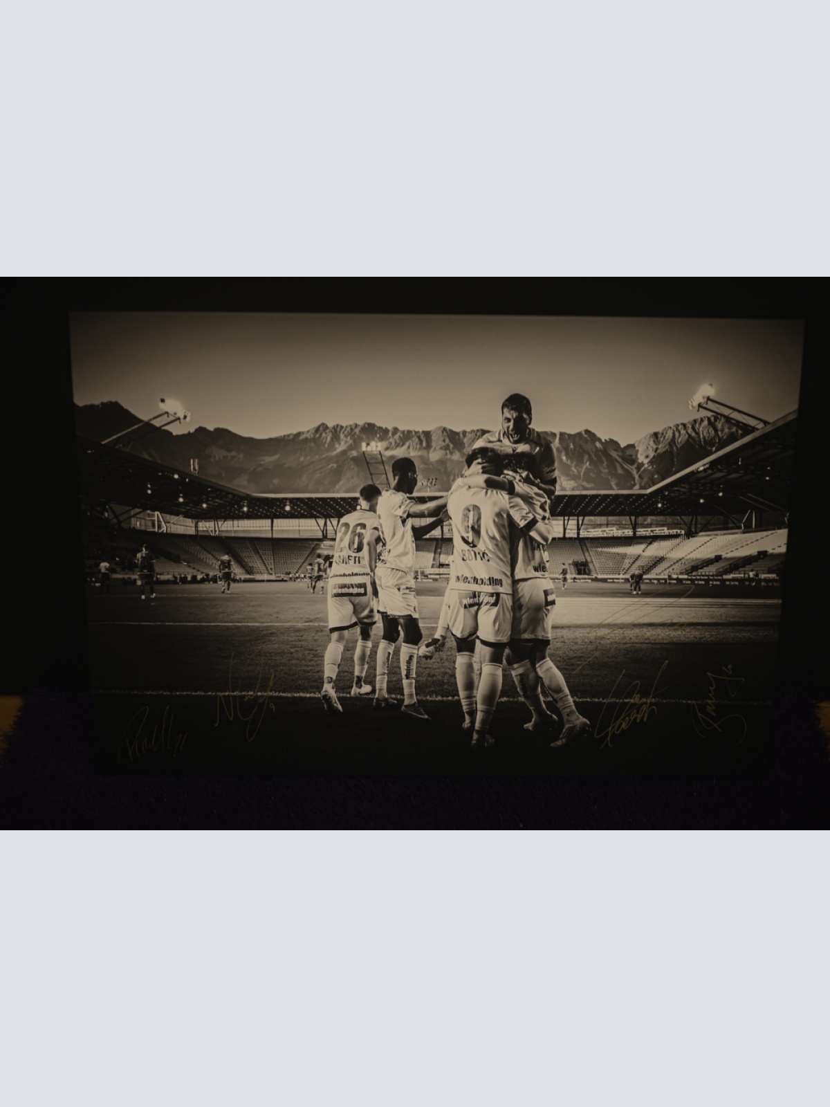 Jubel - Foto vom Torjubel beim Spiel in Innsbruck inkl. aller Unterschriften - Fine Art Print auf Leinwand (90x60)