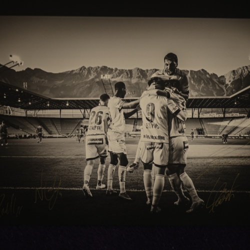Jubel - Foto vom Torjubel beim Spiel in Innsbruck inkl. aller Unterschriften - Fine Art Print auf Leinwand (90x60)
