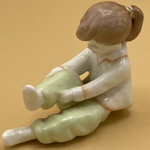 Budapest Aquincum Porzellanfigur Mädchen Umkleide