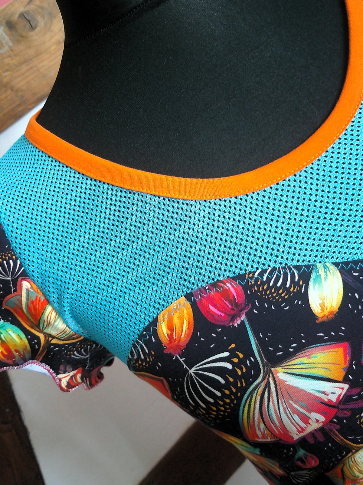 T-Shirt mit Herzausschnitt und Ginkgo Motiv in Bioqualität