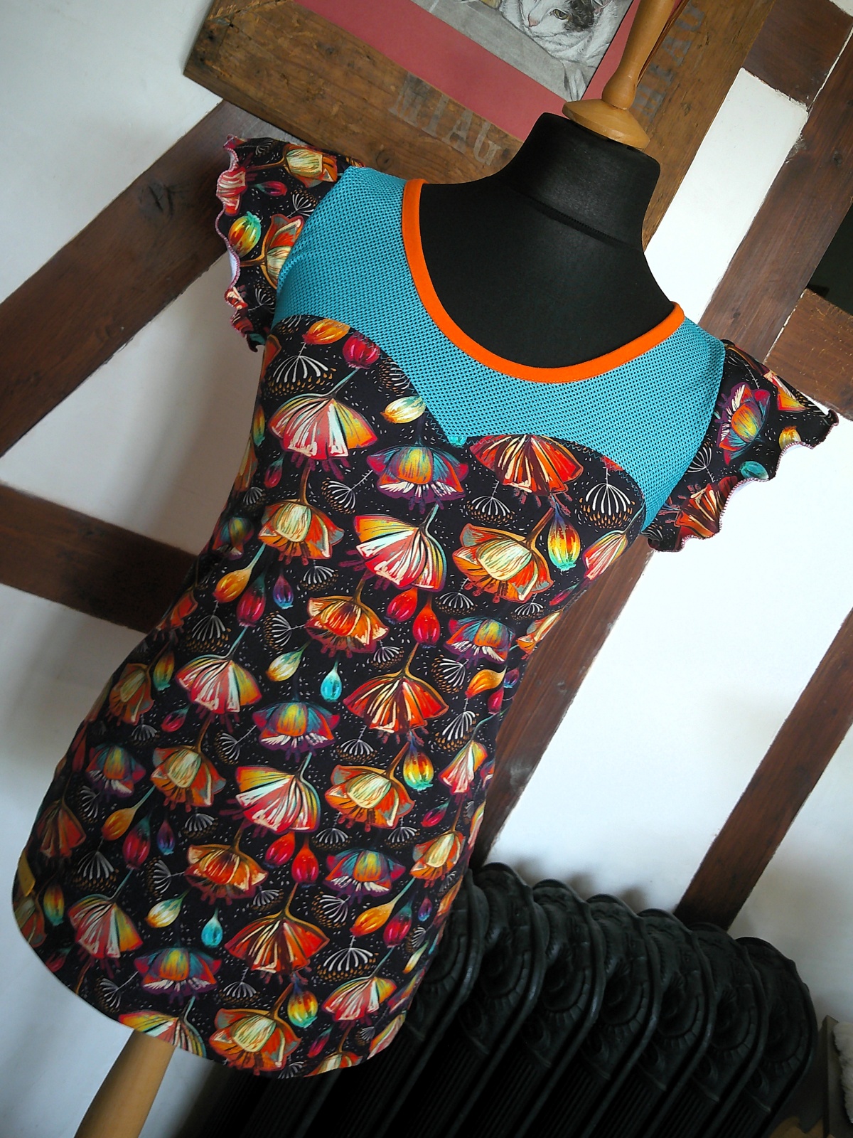 T-Shirt mit Herzausschnitt und Ginkgo Motiv in Bioqualität