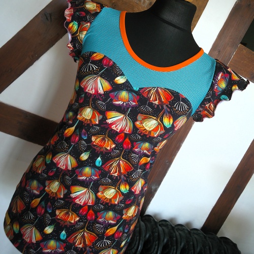 T-Shirt mit Herzausschnitt und Ginkgo Motiv in Bioqualität