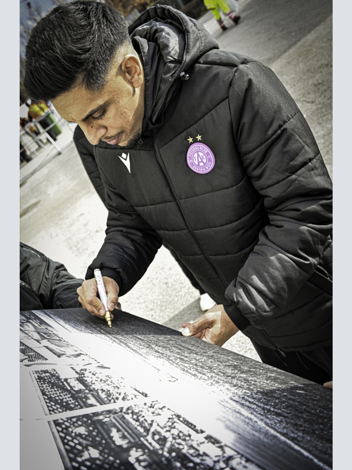 Manprit - Foto Manprit Sarkaria inkl. Unterschrift - Fine Art Print auf Leinwand (90x60)