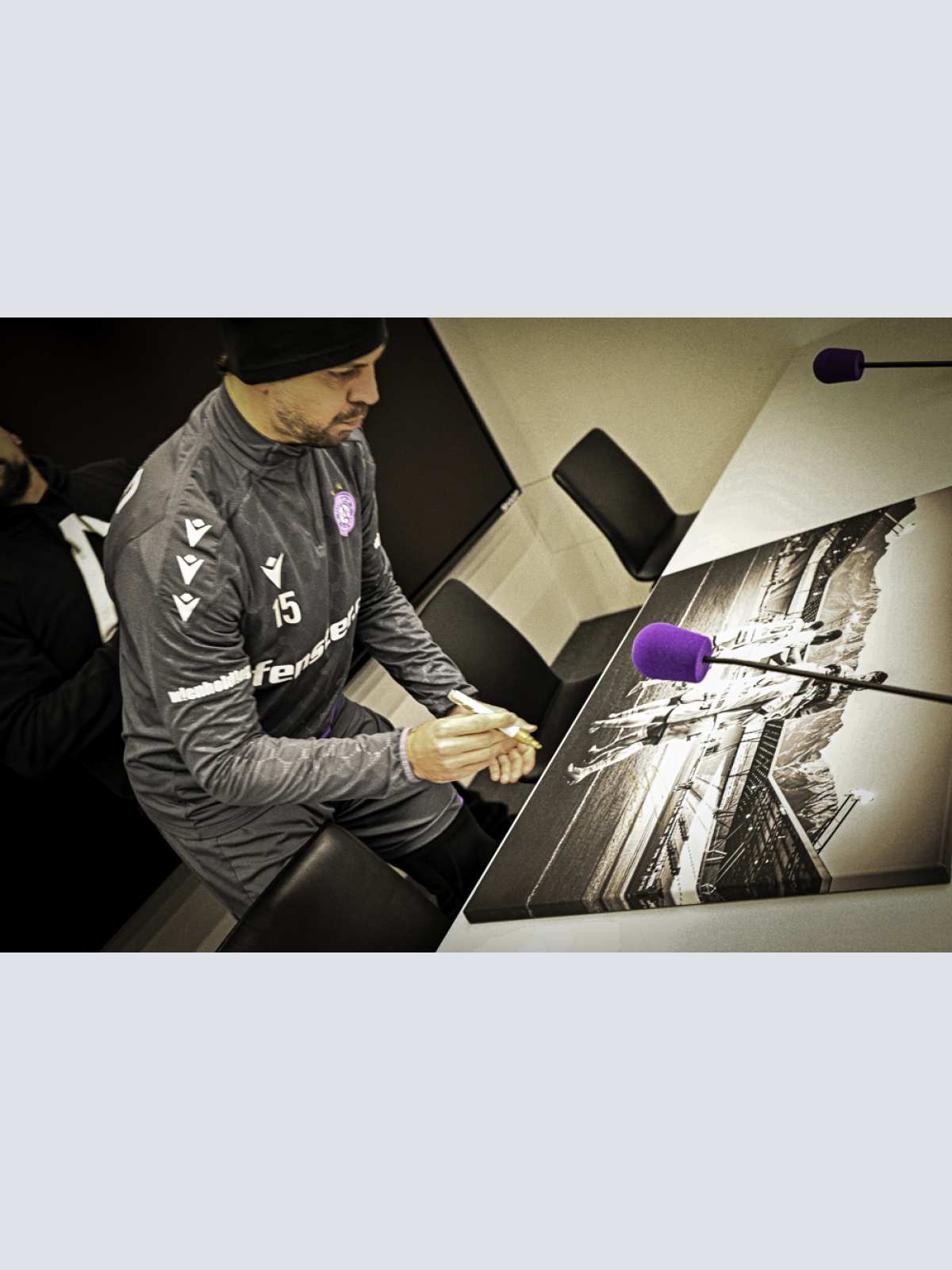 Jubel - Foto vom Torjubel beim Spiel in Innsbruck inkl. aller Unterschriften - Fine Art Print auf Leinwand (90x60)