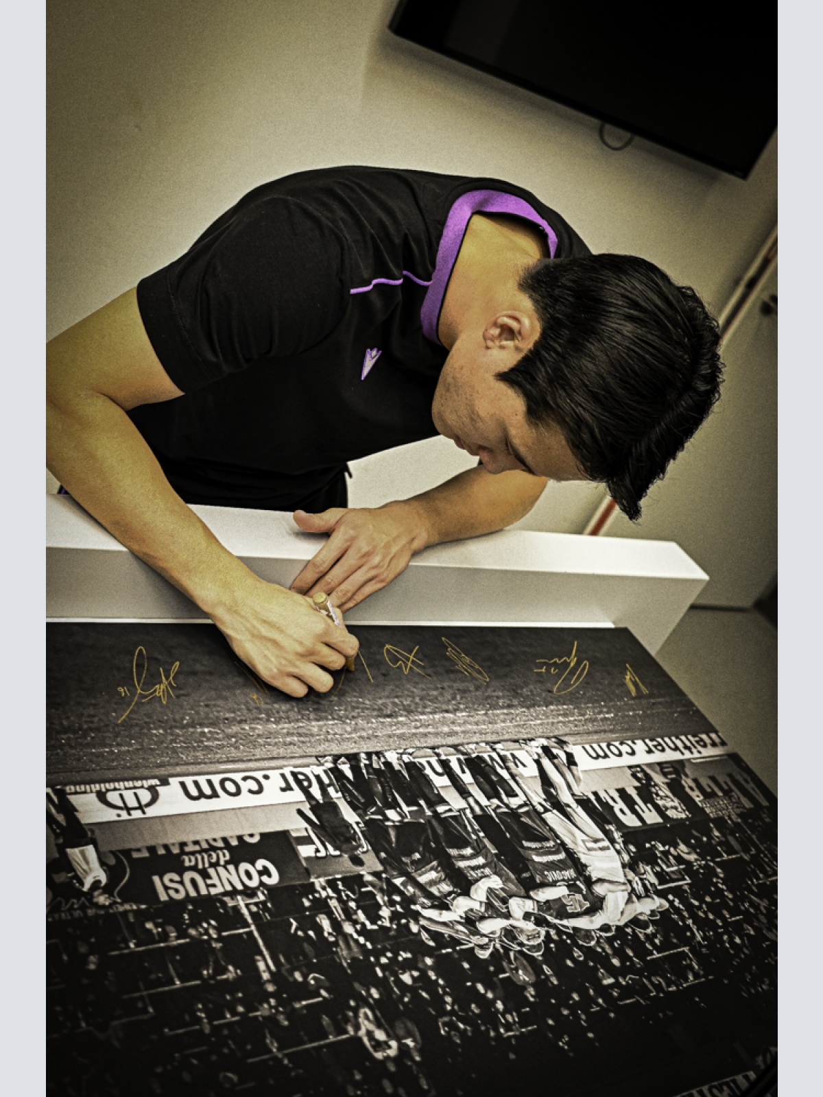 Ubuntu - Foto Mannschaft inkl. aller Unterschriften - Fine Art Print auf Leinwand (90x60)