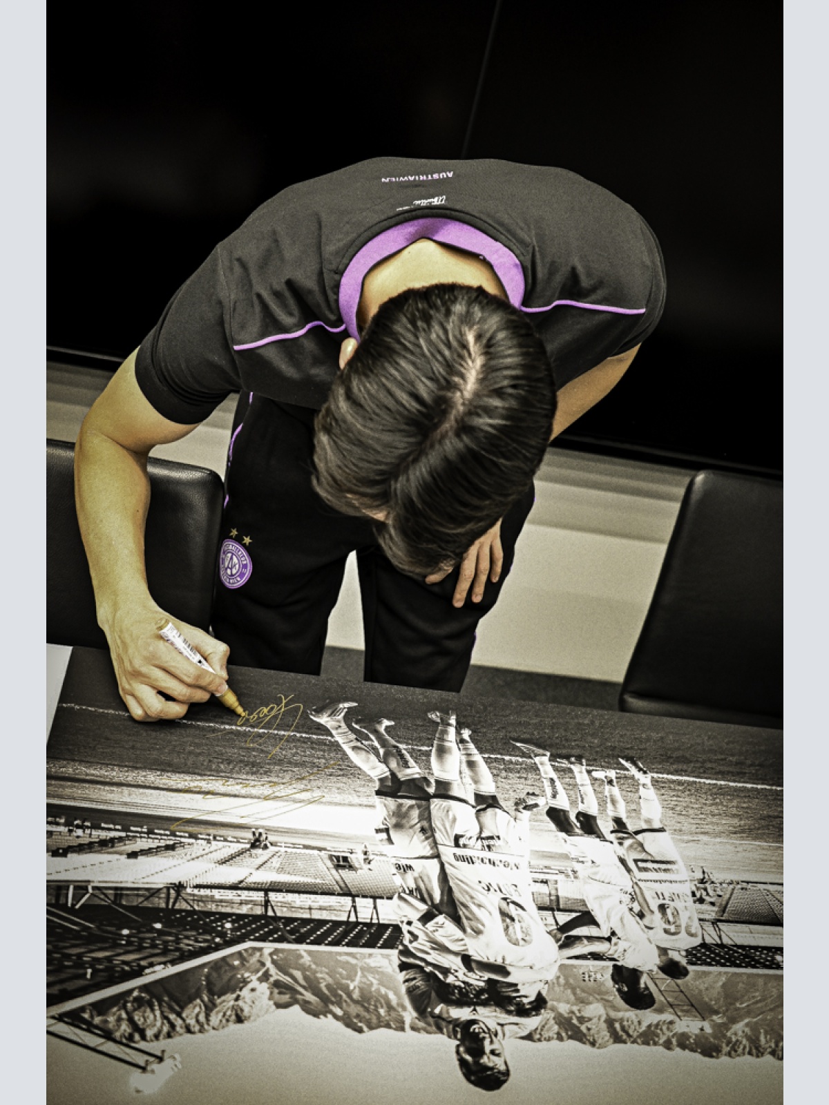 Jubel - Foto vom Torjubel beim Spiel in Innsbruck inkl. aller Unterschriften - Fine Art Print auf Leinwand (90x60)