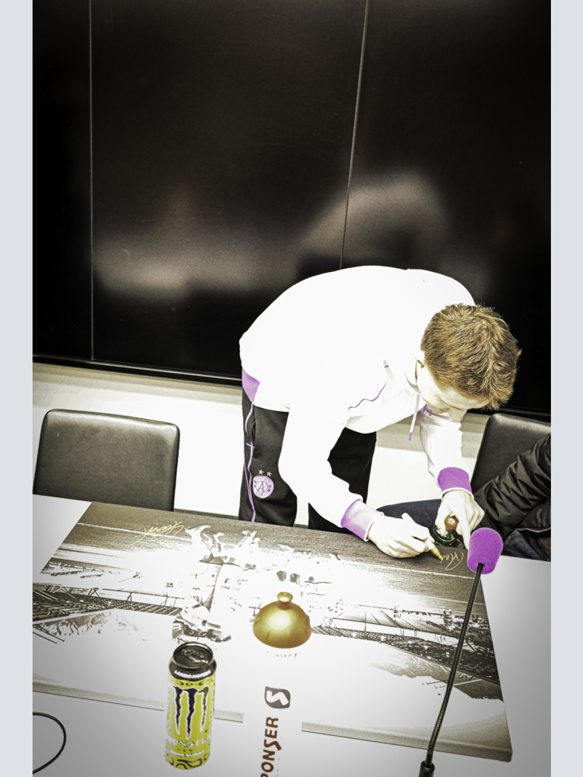 Jubel - Foto vom Torjubel beim Spiel in Innsbruck inkl. aller Unterschriften - Fine Art Print auf Leinwand (90x60)