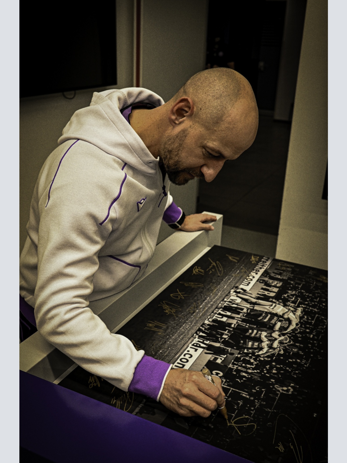 Ubuntu - Foto Mannschaft inkl. aller Unterschriften - Fine Art Print auf Leinwand (90x60)