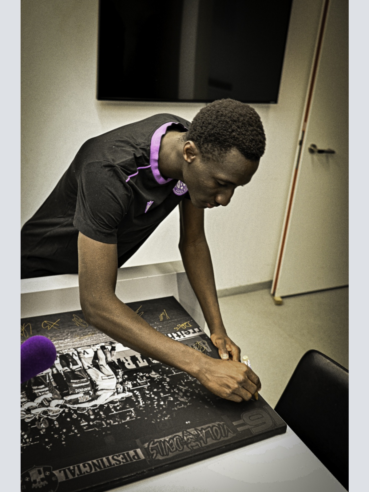 Ubuntu - Foto Mannschaft inkl. aller Unterschriften - Fine Art Print auf Leinwand (90x60)